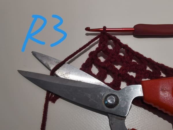 cut yarn end for round 3 for bow crochet