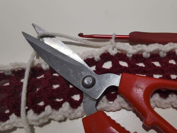 cut yarn end for round 4 for bow crochet