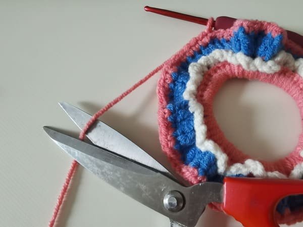 cut yarn end for round 4