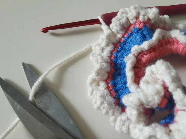 cut yarn end for round 5