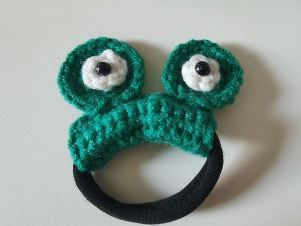 frog crochet pattern with hair rope is completed.
