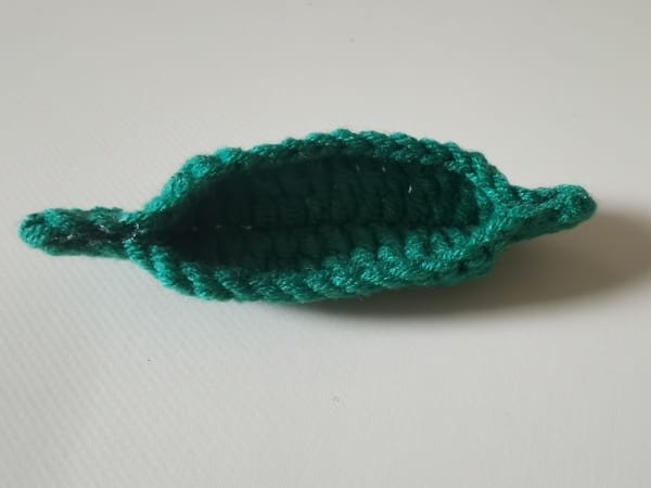 glue the shape of pea pod
