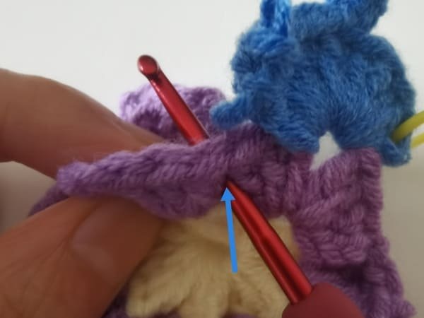 hook insert next chain stitch for single crochet for round 3