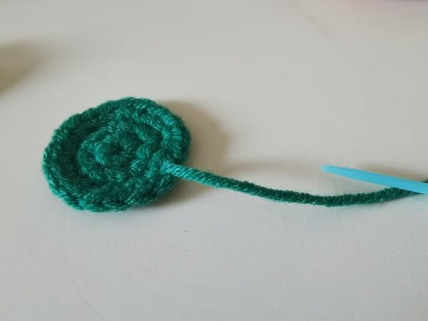 leave 30 cm yarn end to sewing for frog crochet pattern