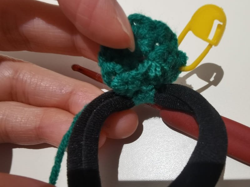 Then we crochet the second group (sc, inc)on the hair rope .