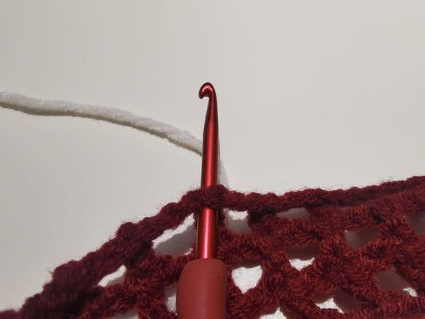put rice yarn behind the fabric for round 4 for bow crochet