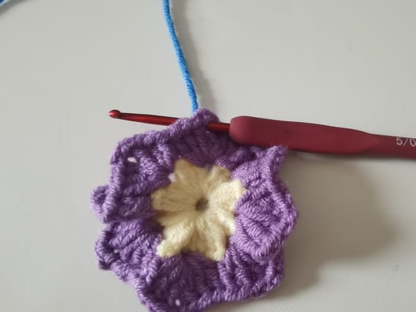 put the blue yarn behind fabric