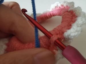 put the blue yarn behind the pink fabric for round 3