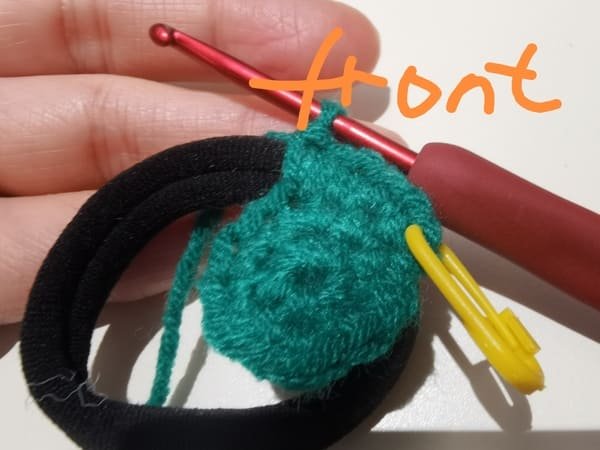 put the hair rope with dark green fabric