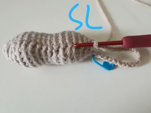 slip stitch with first stitch for hand carrying for peanut crochet