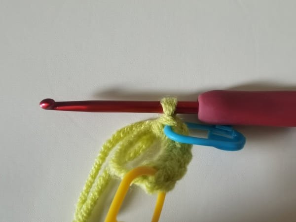 the first and last stitch with marker for crochet peas in a pod
