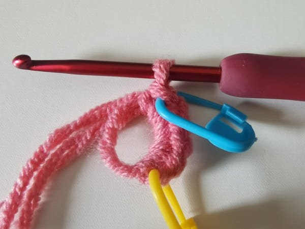 the first and last stitch with marker for crochet pig