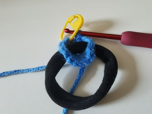 tighten up yarn end for magic ring
