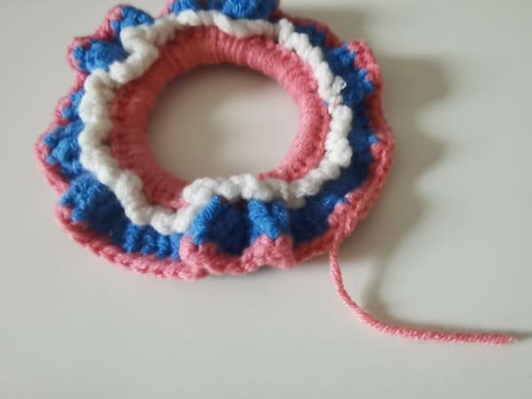 use hook to bring out yarn end for round 4