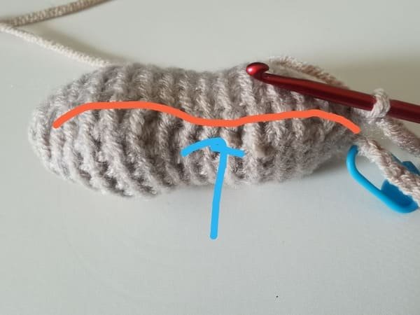 use slip stitch to crochet first stem for peanut crochet