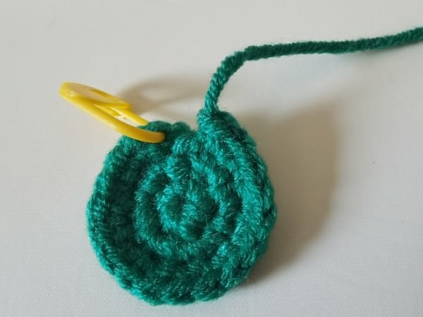 use the hook to bring out the yarn end for frog crochet pattern