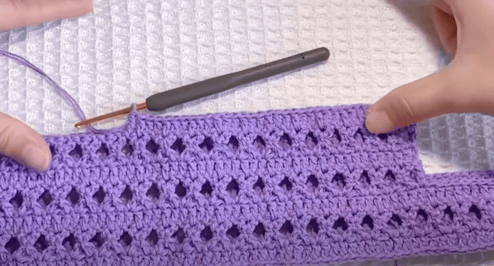 handle and body of X Pattern Crochet Handbag