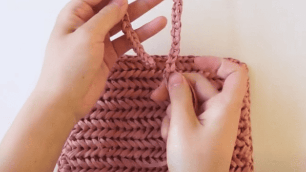 handle of raffia handbag