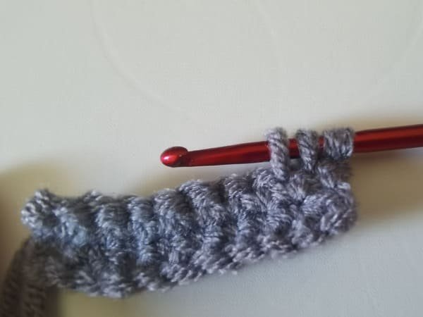 pull up a loop (you now have three loops on your hook).