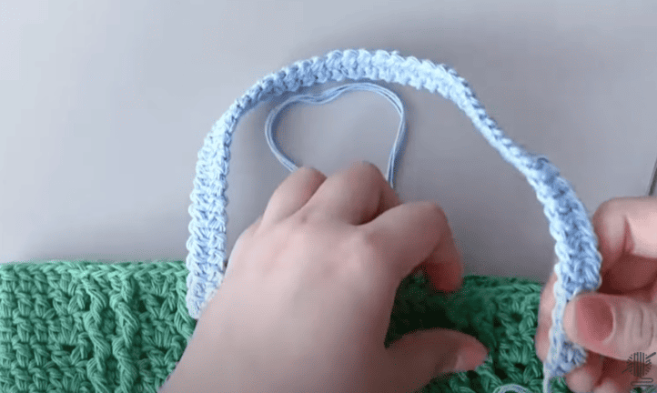sewing handle of Classic Allen Pattern Bag crochet