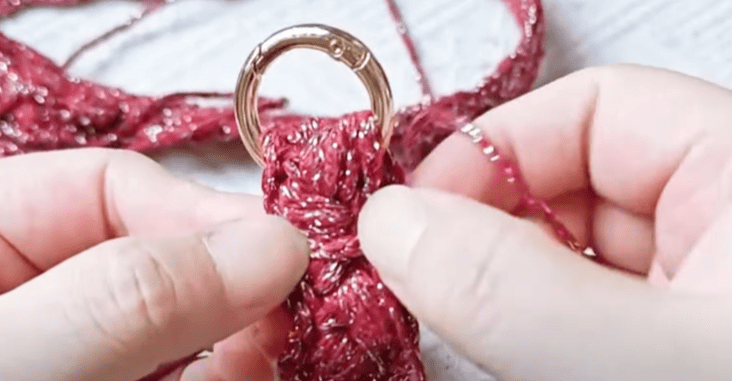 sew spring clip one the end of handle for crochet small lattice bag