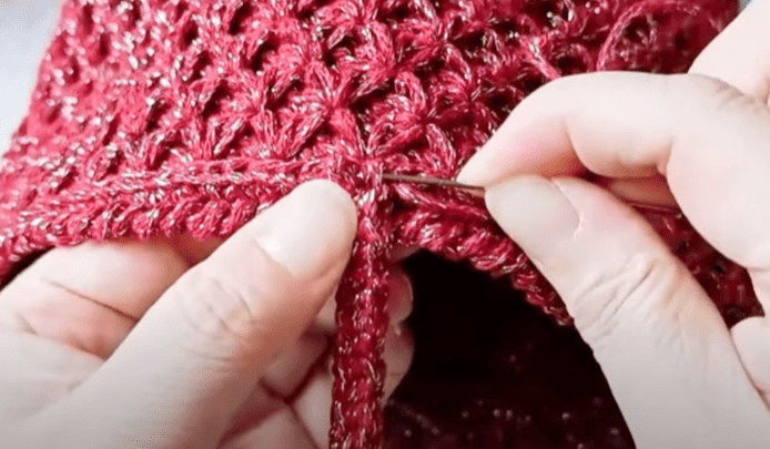 sew tether on the bag of back for crochet small lattice bag