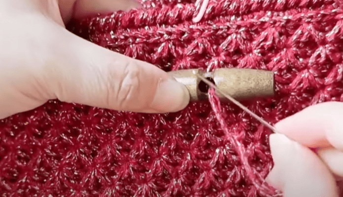 sew wooden buckle for crochet small lattice bag