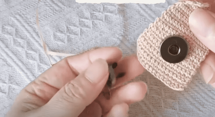 Install the magnetic buckle on the center of pieces